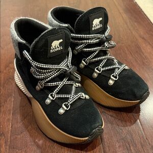 Sorel Black and Brown Lace-Up Boots